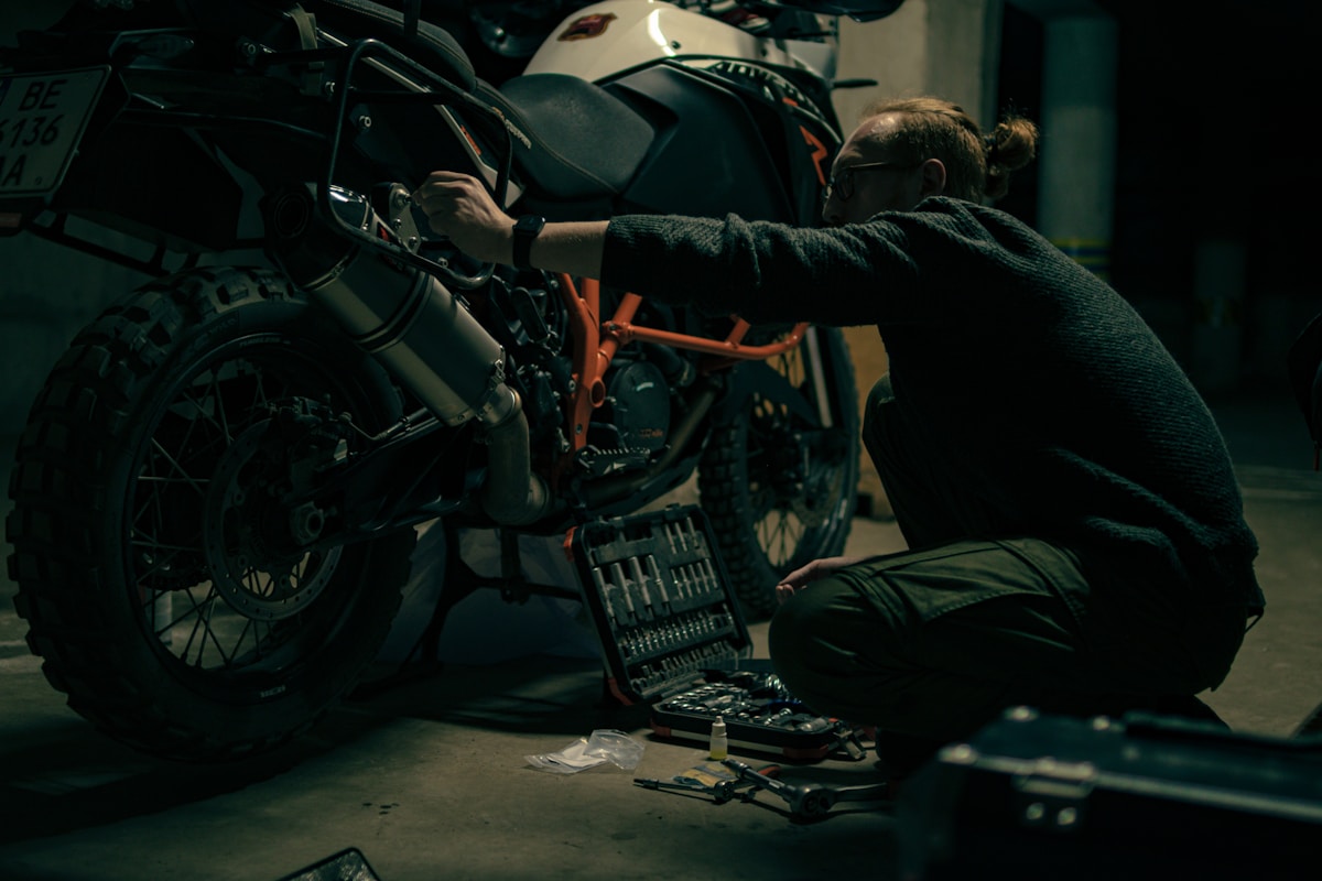 Mecánico registrando el servicio de una motocicleta en un taller profesional