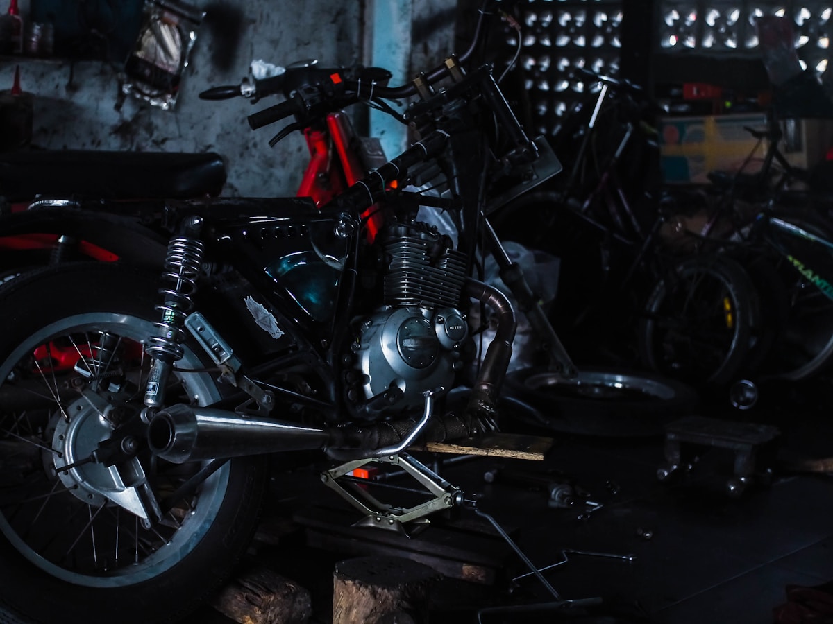Mecánico reparando una motocicleta en taller